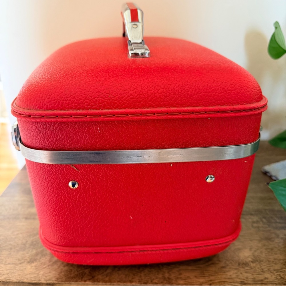Vintage 1960s American Tourtister Tiara Red Train Case Vanity Makeup Case USA - Picture 8 of 12